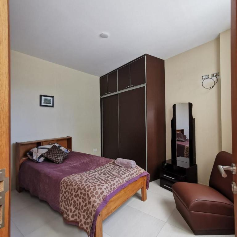 Departamento amplio y céntrico - Three-Bedroom Apartment - 13