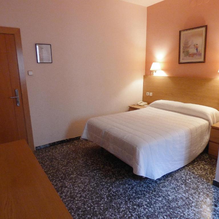 Cuatro Naciones - Budget Double Room - 11
