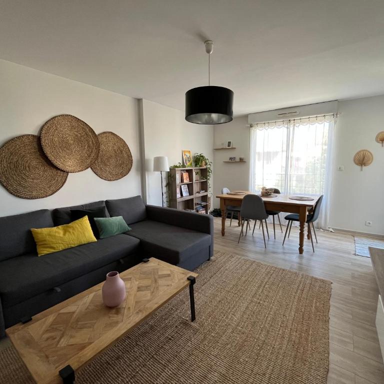Charmant appartement ensoleillé-Terrasse - PARKING Gratuit - Isle sur la Sorgue - One-Bedroom Apartment - 1