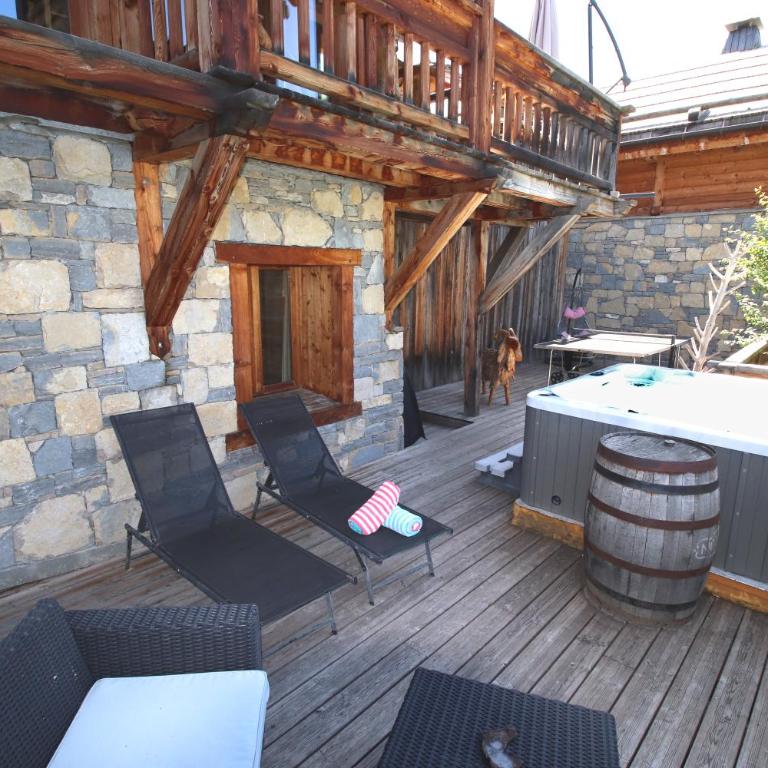 Chalet with Ski Slope Views, Jacuzzi & Cinema Room - Chalet - 3