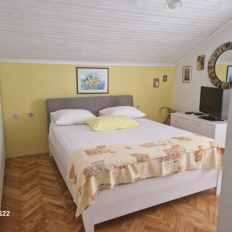 MiA & LoLa - One-Bedroom Apartment - 7