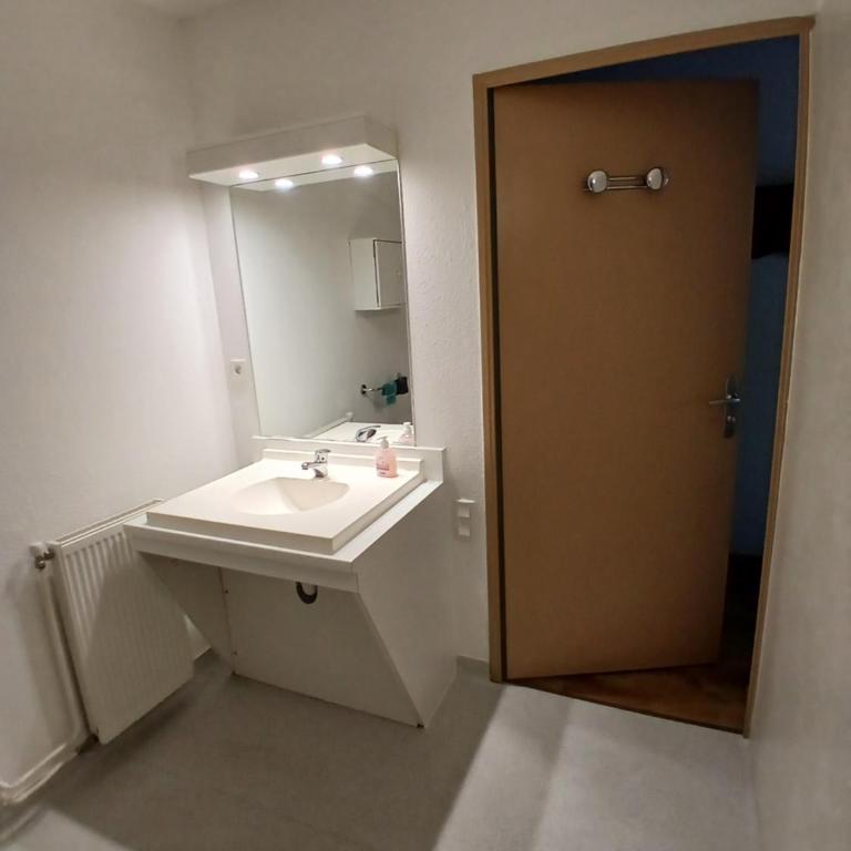 Appartement T2 Vue montagne - One-Bedroom Apartment with Balcony and Mountain View - 14