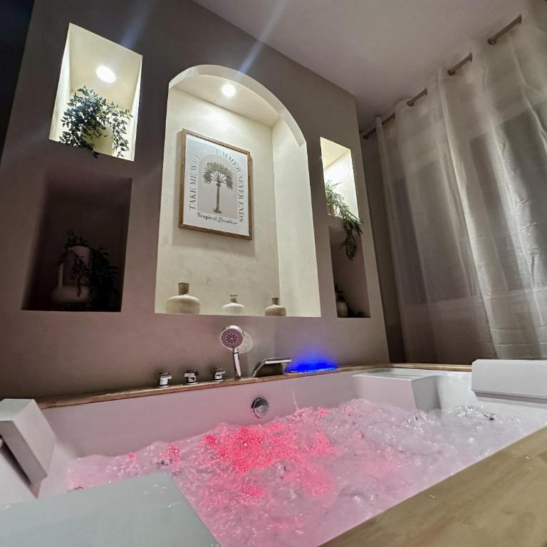 AMMG Tour Marina – Suites Signature | Vue Mer Panoramique, Jacuzzi & Design - Suite Deluxe avec Baignoire Spa - 2