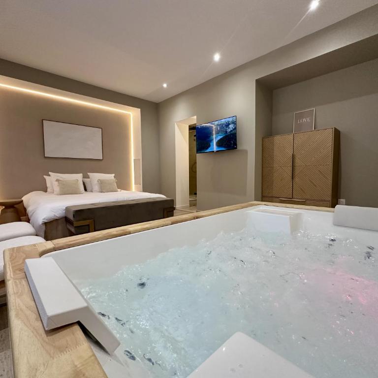 AMMG Tour Marina – Suites Signature | Vue Mer Panoramique, Jacuzzi & Design - Suite Deluxe avec Baignoire Spa - 26