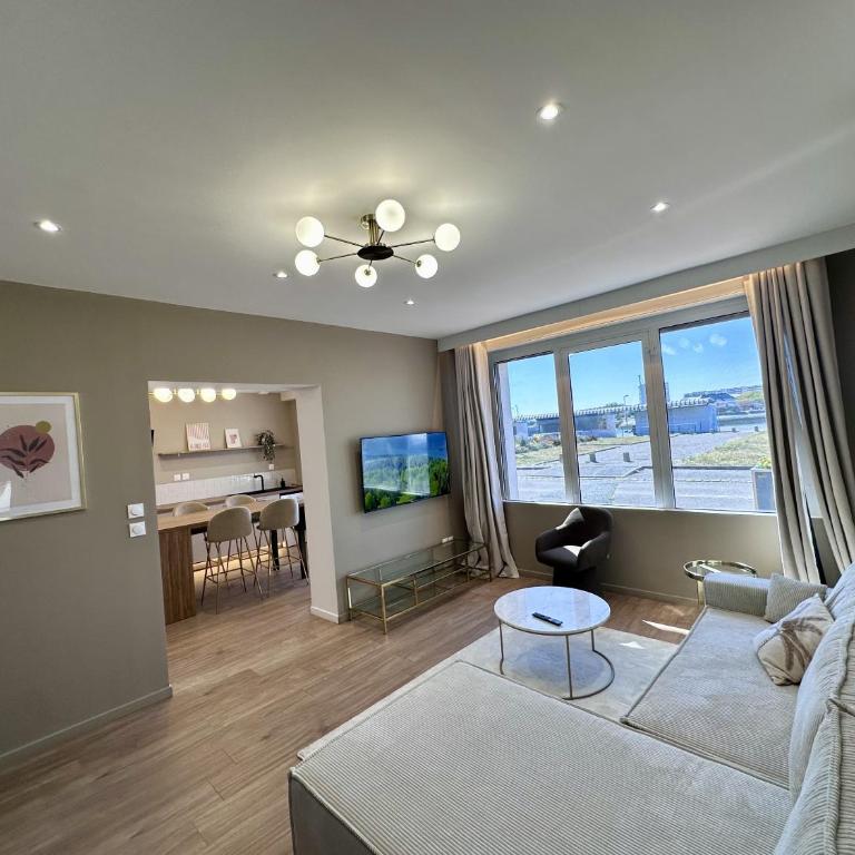 AMMG Tour Marina – Suites Signature | Vue Mer Panoramique, Jacuzzi & Design - Suite Deluxe avec Baignoire Spa - 4