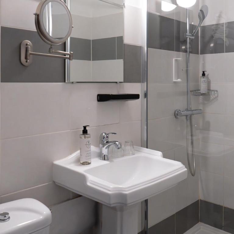 Hôtel de France, un hôtel AMMI - Chambre Supérieure - 16