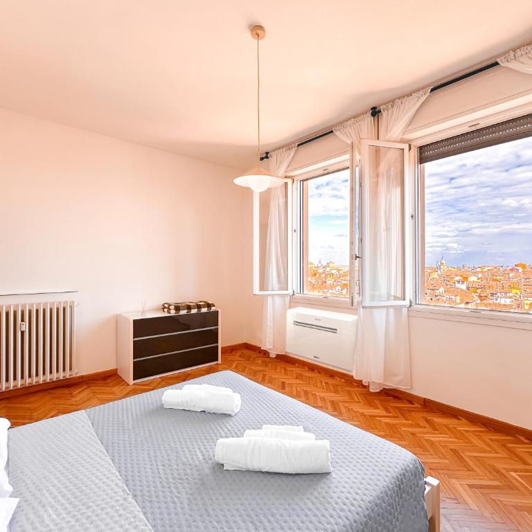 Vista Ghirlandina - Attico sul tetto del centro al settimo piano - Appartamento con 2 Camere da Letto - 4