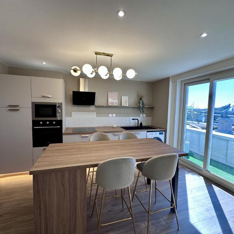 AMMG Tour Marina – Suites Signature | Vue Mer Panoramique, Jacuzzi & Design - Suite Deluxe - Vue sur Mer - 5