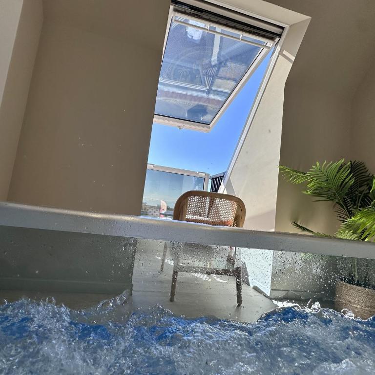 AMMG Tour Marina – Suites Signature | Vue Mer Panoramique, Jacuzzi & Design - Suite Junior - Vue sur Mer - 4