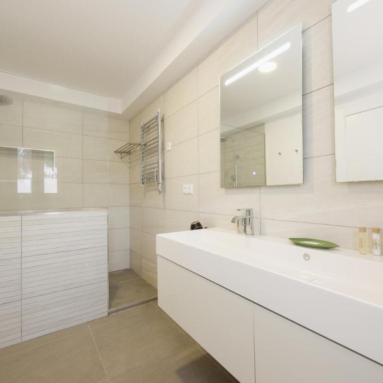 Marbella, Costabella - Beachfront Villa with Heated Pool - Villa frente a la playa - 27
