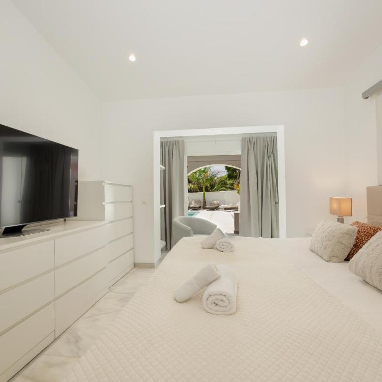 Marbella, Costabella - Beachfront Villa with Heated Pool - Villa frente a la playa - 37