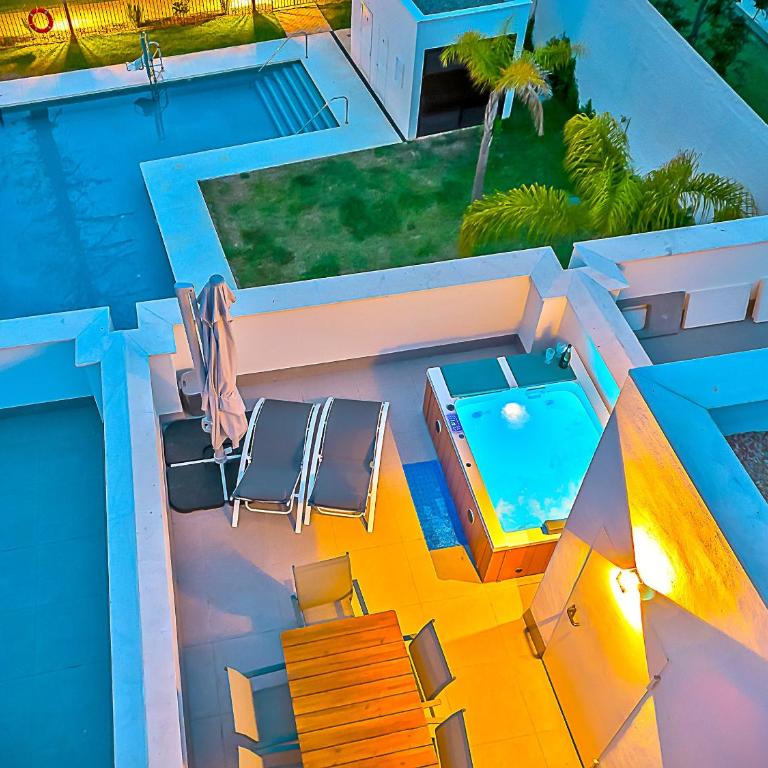 Jacuzzi & Pool House w Rooftop Terrace, Garden BBQ - Casa - 1