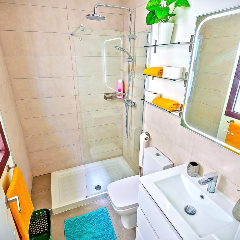 Jacuzzi & Pool House w Rooftop Terrace, Garden BBQ - Casa - 10