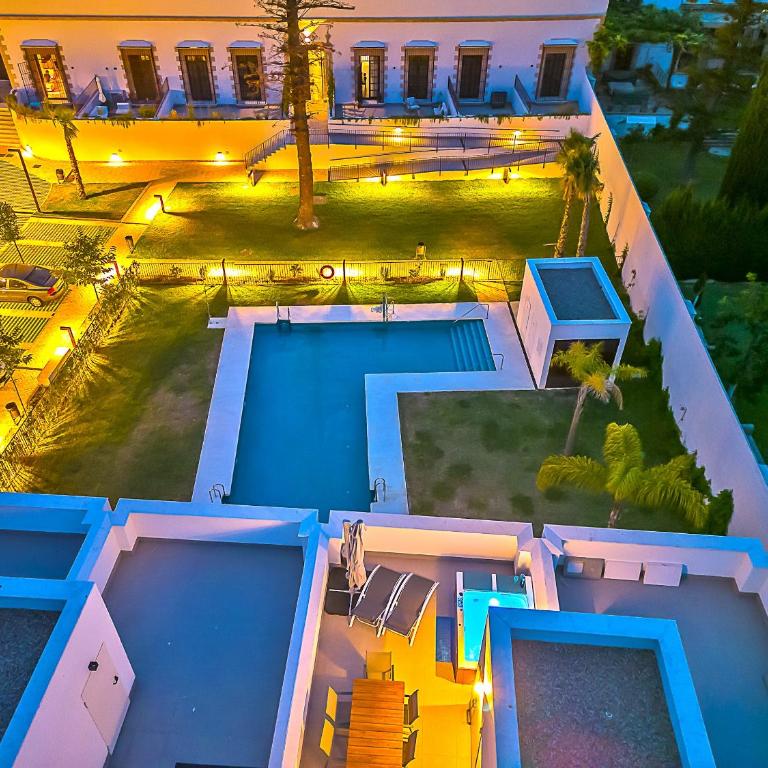 Jacuzzi & Pool House w Rooftop Terrace, Garden BBQ - Casa - 18