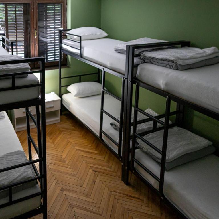 City Centre Hostel - Bed in 6-Bed Mixed Dormitory Room - 1