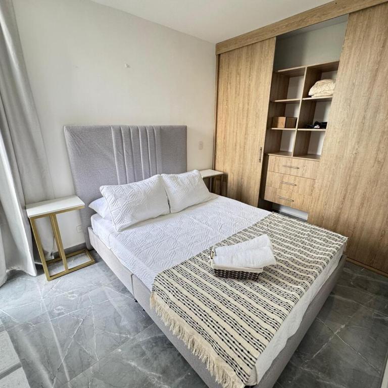Monteazul1206- Lindo y amplio apartamento con piscina gym - Three-Bedroom Apartment - 13