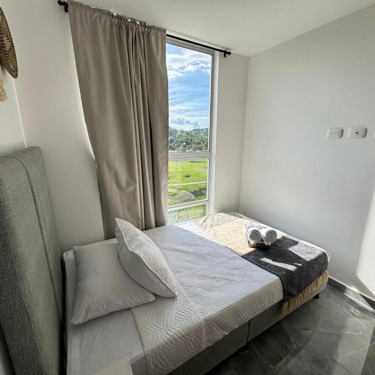 Monteazul1206- Lindo y amplio apartamento con piscina gym - Three-Bedroom Apartment - 16