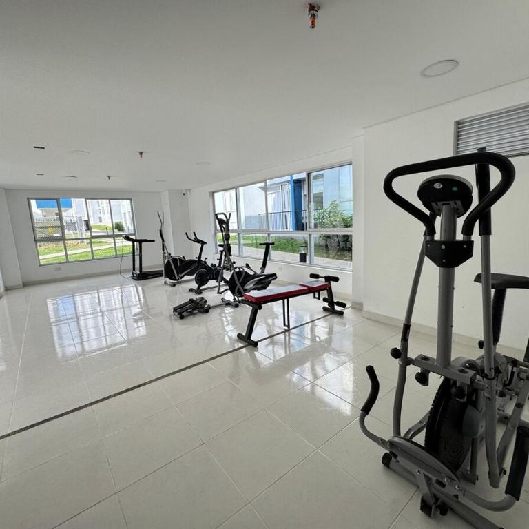 Monteazul1206- Lindo y amplio apartamento con piscina gym - Three-Bedroom Apartment - 20