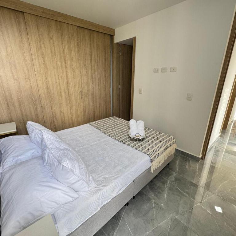 Monteazul1206- Lindo y amplio apartamento con piscina gym - Three-Bedroom Apartment - 30