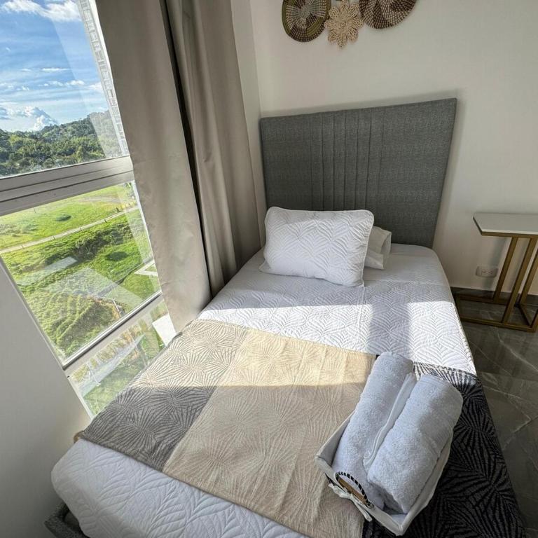 Monteazul1206- Lindo y amplio apartamento con piscina gym - Three-Bedroom Apartment - 33
