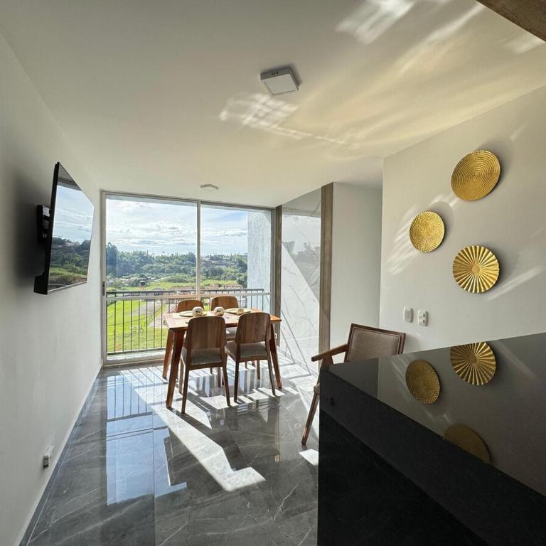 Monteazul1206- Lindo y amplio apartamento con piscina gym - Three-Bedroom Apartment - 55