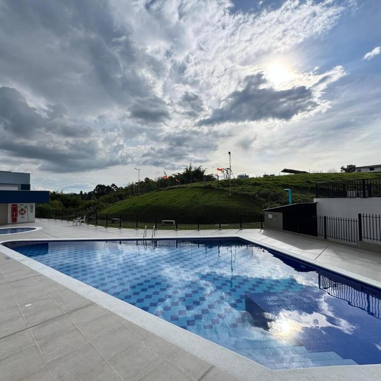 Monteazul1206- Lindo y amplio apartamento con piscina gym - Three-Bedroom Apartment - 57