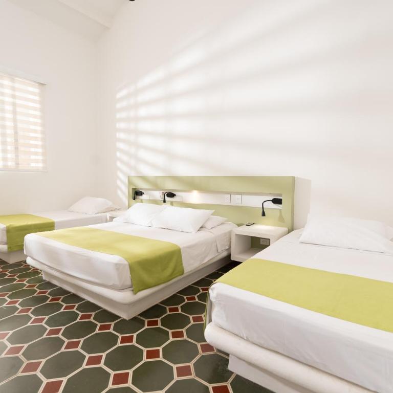 Hotel Las Palmeras - Standard Quadruple Room - 1