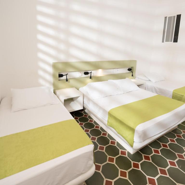 Hotel Las Palmeras - Standard Quadruple Room - 2