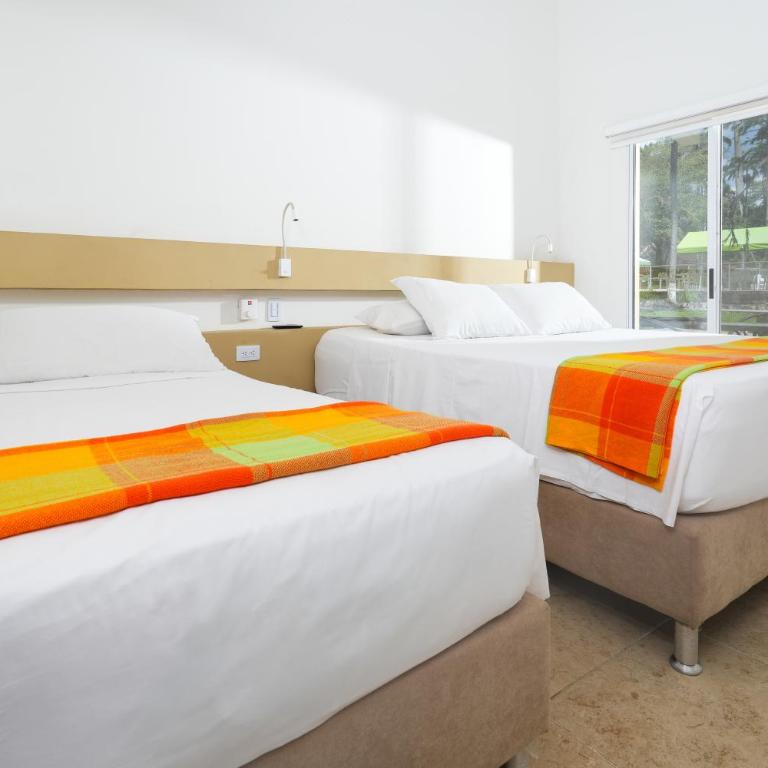 Hotel Las Palmeras - Standard Triple Room - 1