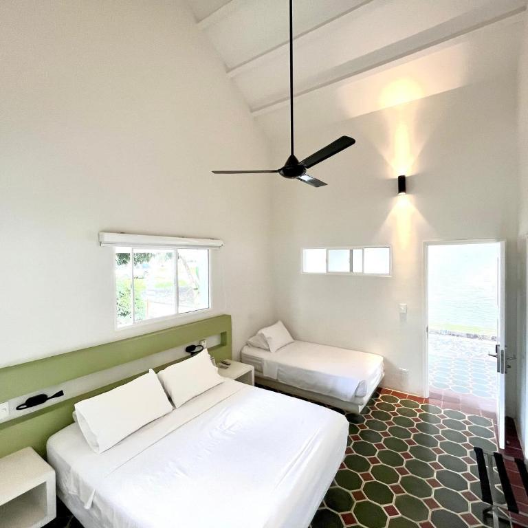 Hotel Las Palmeras - Superior Triple Room - 1