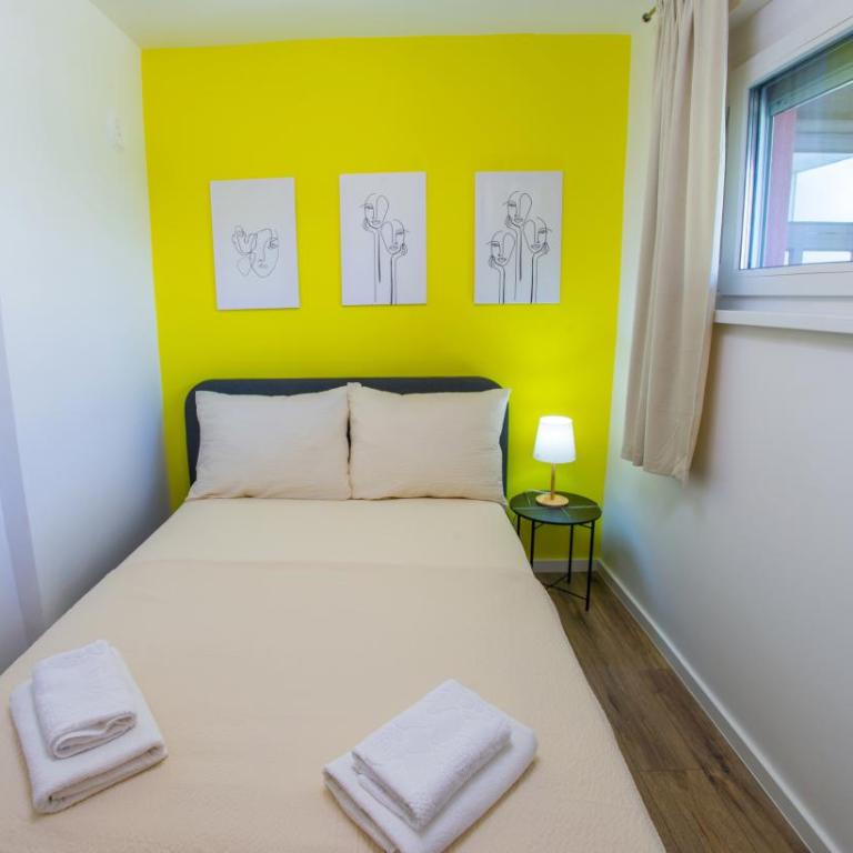 Apartment Dreaming In Color - Two-Bedroom Apartment with Balcony - 17