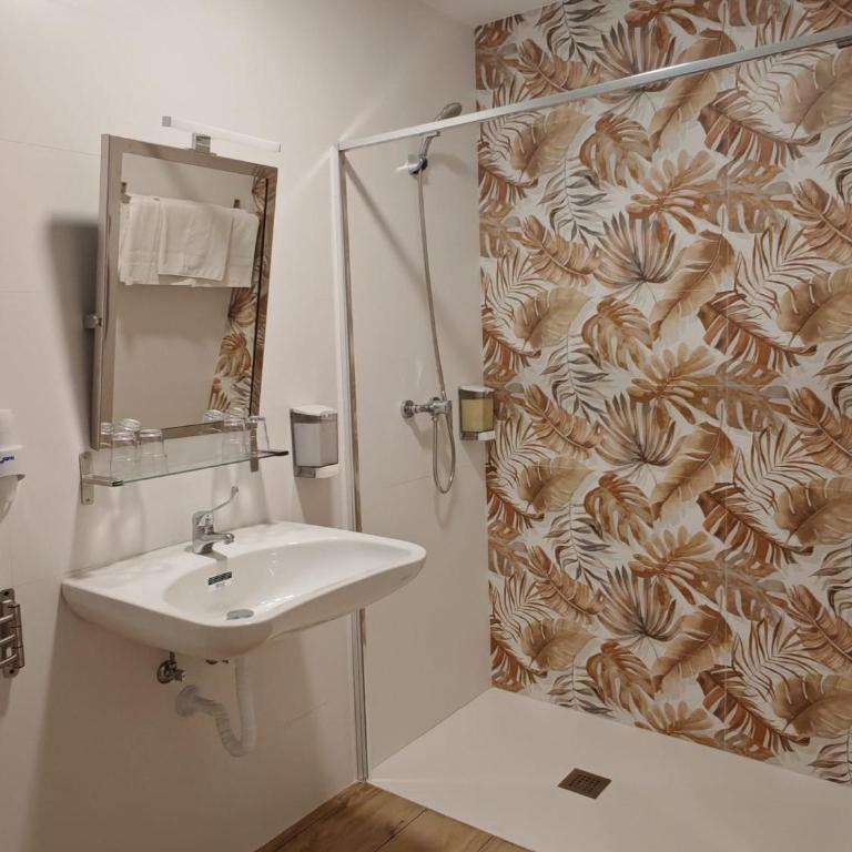 Bilbao ROOMS & KITCHEN Rekalde - Quadruple Room with Bathroom - 9