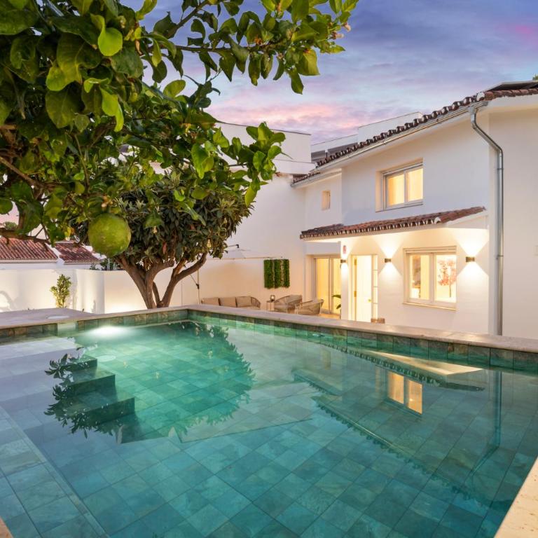 Benalmadena Beach Villa-Luxe new 5BR heated pool & BBQ kitchen at prime location near Puerto Marina & Beach - Villa Deluxe - 3