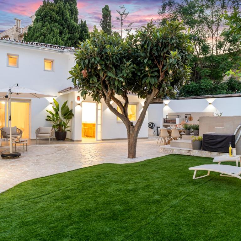 Benalmadena Beach Villa-Luxe new 5BR heated pool & BBQ kitchen at prime location near Puerto Marina & Beach - Villa Deluxe - 2