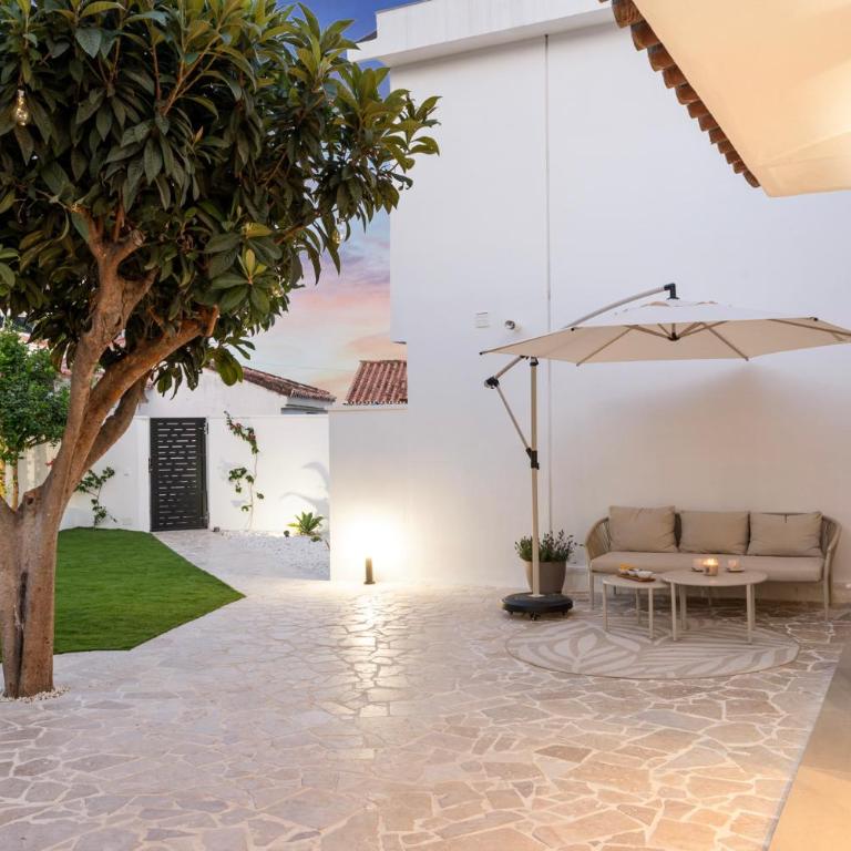 Benalmadena Beach Villa-Luxe new 5BR heated pool & BBQ kitchen at prime location near Puerto Marina & Beach - Villa Deluxe - 18