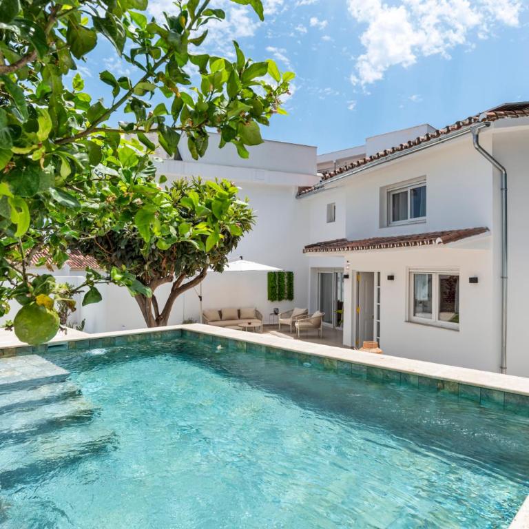 Benalmadena Beach Villa-Luxe new 5BR heated pool & BBQ kitchen at prime location near Puerto Marina & Beach - Villa Deluxe - 1