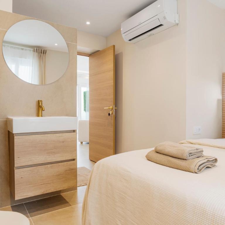 Benalmadena Beach Villa-Luxe new 5BR heated pool & BBQ kitchen at prime location near Puerto Marina & Beach - Villa Deluxe - 19
