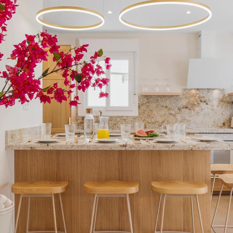 Benalmadena Beach Villa-Luxe new 5BR heated pool & BBQ kitchen at prime location near Puerto Marina & Beach - Villa Deluxe - 5