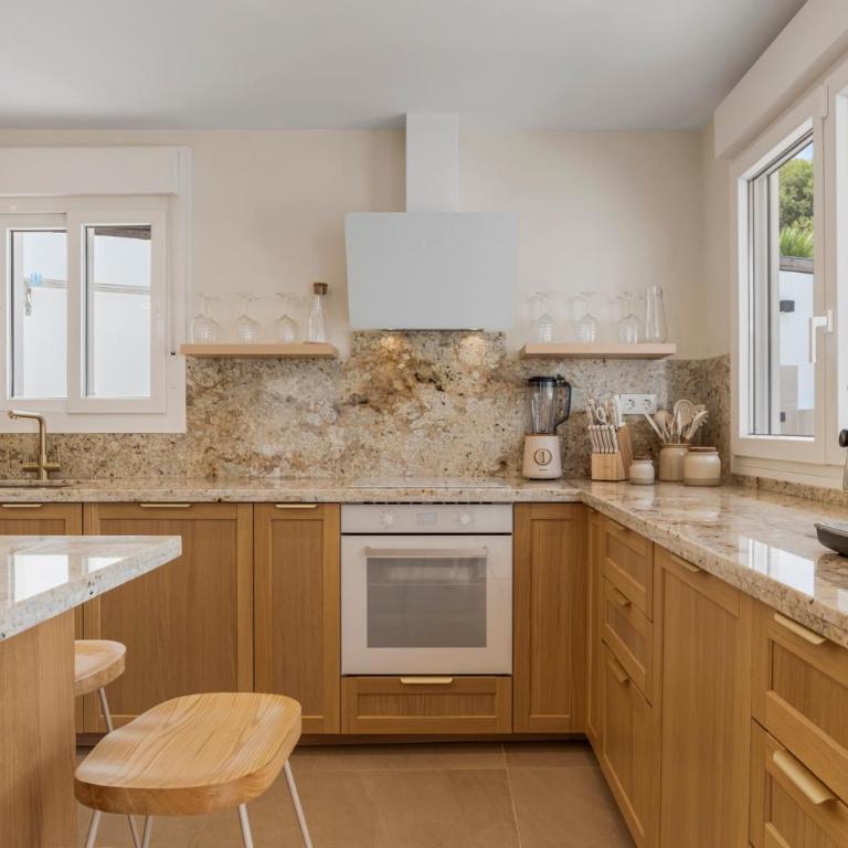 Benalmadena Beach Villa-Luxe new 5BR heated pool & BBQ kitchen at prime location near Puerto Marina & Beach - Villa Deluxe - 13