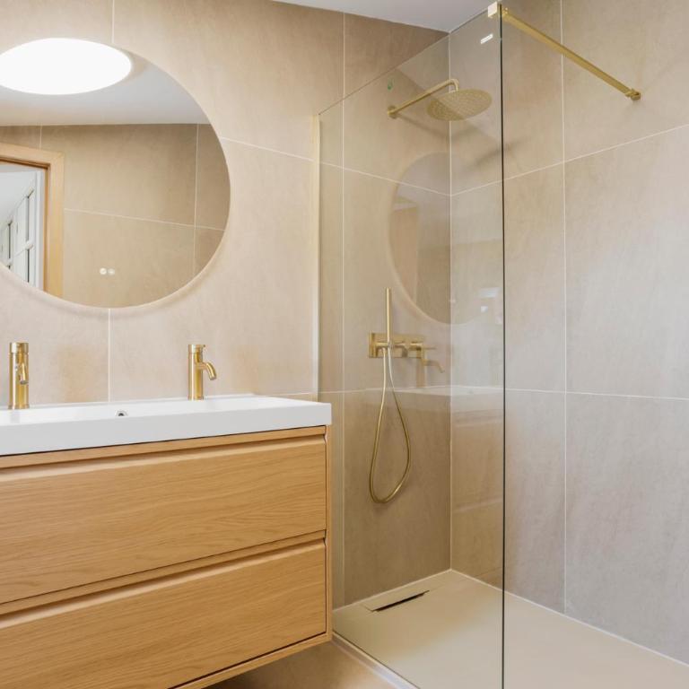 Benalmadena Beach Villa-Luxe new 5BR heated pool & BBQ kitchen at prime location near Puerto Marina & Beach - Villa Deluxe - 26