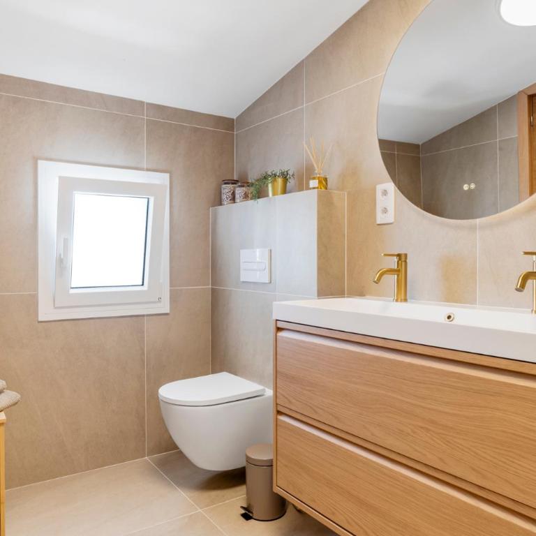 Benalmadena Beach Villa-Luxe new 5BR heated pool & BBQ kitchen at prime location near Puerto Marina & Beach - Villa Deluxe - 25