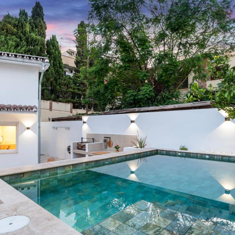Benalmadena Beach Villa-Luxe new 5BR heated pool & BBQ kitchen at prime location near Puerto Marina & Beach - Villa Deluxe - 39
