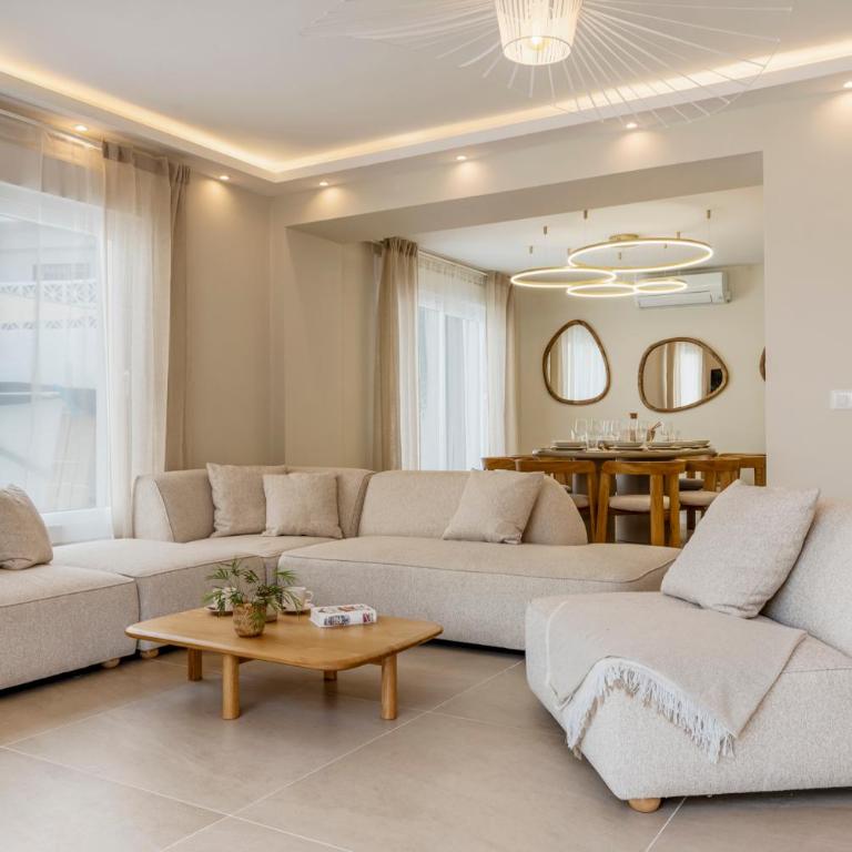 Benalmadena Beach Villa-Luxe new 5BR heated pool & BBQ kitchen at prime location near Puerto Marina & Beach - Villa Deluxe - 8