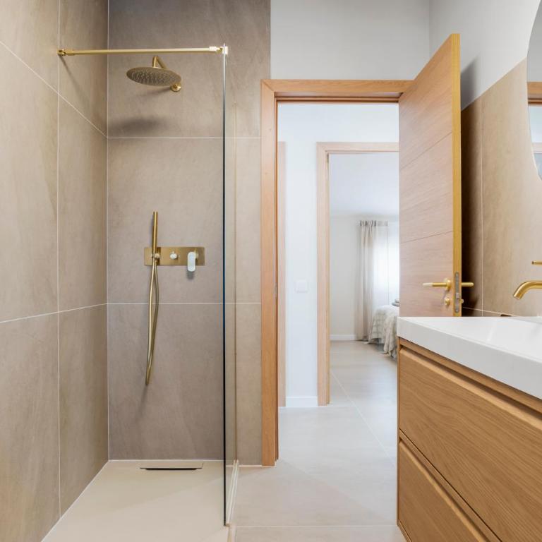 Benalmadena Beach Villa-Luxe new 5BR heated pool & BBQ kitchen at prime location near Puerto Marina & Beach - Villa Deluxe - 30