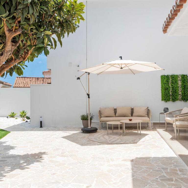Benalmadena Beach Villa-Luxe new 5BR heated pool & BBQ kitchen at prime location near Puerto Marina & Beach - Villa Deluxe - 43