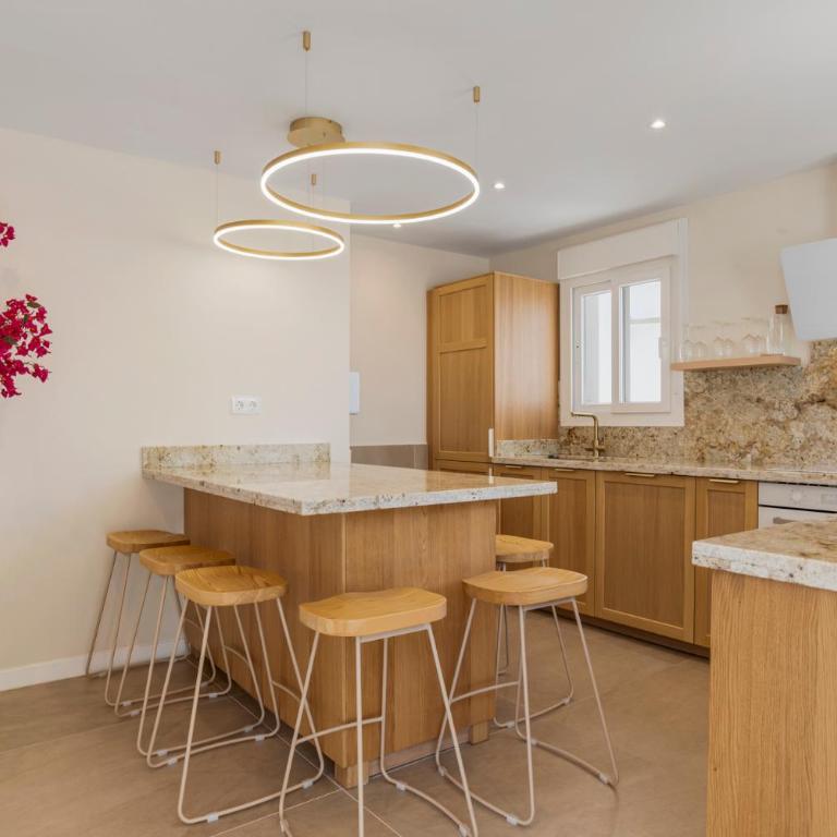 Benalmadena Beach Villa-Luxe new 5BR heated pool & BBQ kitchen at prime location near Puerto Marina & Beach - Villa Deluxe - 46