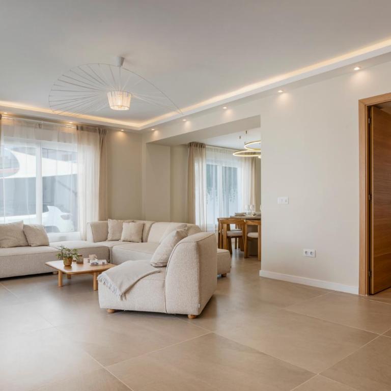Benalmadena Beach Villa-Luxe new 5BR heated pool & BBQ kitchen at prime location near Puerto Marina & Beach - Villa Deluxe - 17