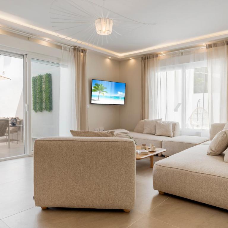 Benalmadena Beach Villa-Luxe new 5BR heated pool & BBQ kitchen at prime location near Puerto Marina & Beach - Villa Deluxe - 15