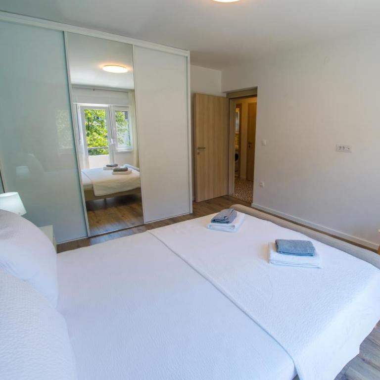 Apartment Dreaming In Color - Two-Bedroom Apartment with Balcony - 13