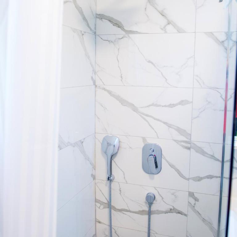 Apartment Dreaming In Color - Two-Bedroom Apartment with Balcony - 29